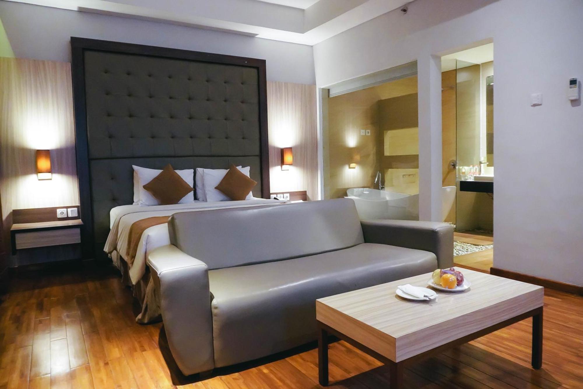 Crystal Lotus Hotel Jogyakarta Zewnętrze zdjęcie