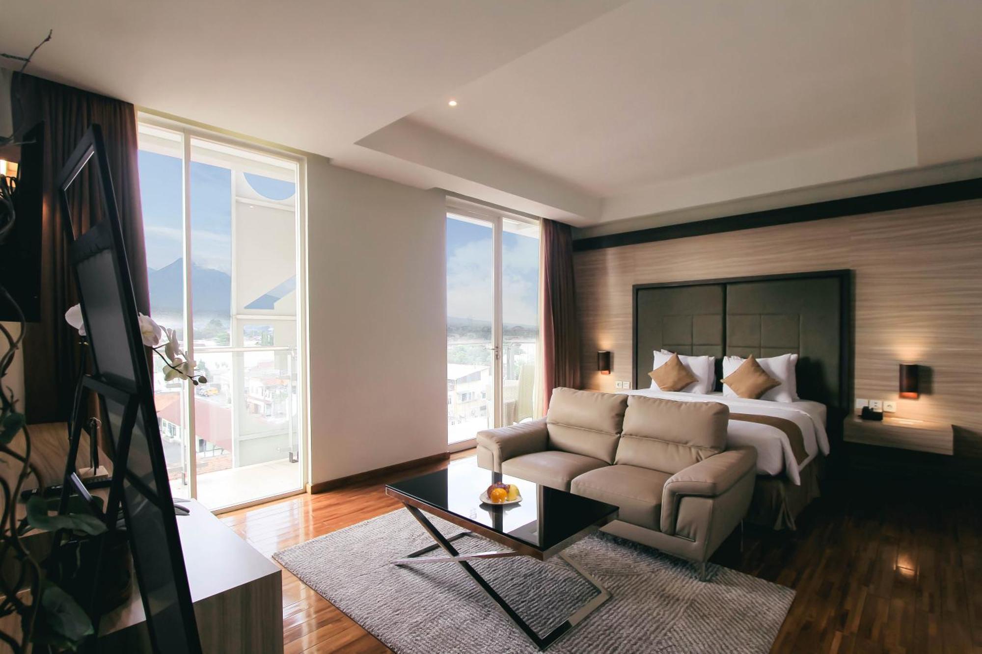 Crystal Lotus Hotel Jogyakarta Zewnętrze zdjęcie